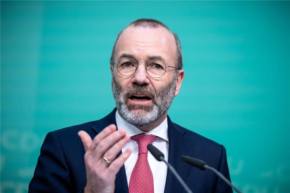 Der Europa-Politiker und CSU-Vize Manfred Weber fordert nach dem Alaska-Gipfel zwischen den USA und Russland mehr Waffenlieferungen an die Ukraine. (Archivbild)Michael Kappeler/dpa