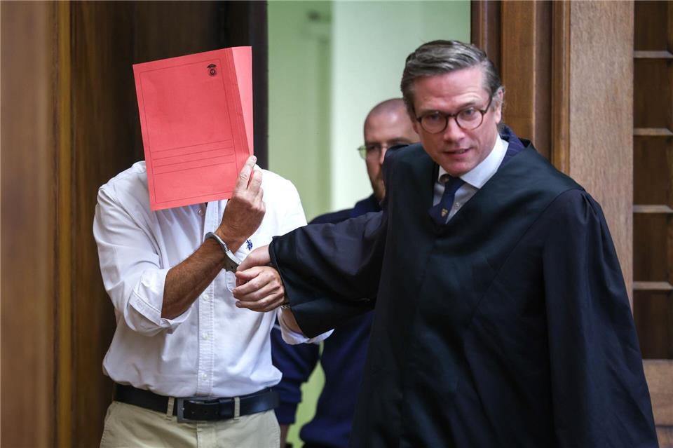 Der Ex-Chefarzt schweigt zu Missbrauchs-Vorwürfen.Christoph Reichwein/dpa