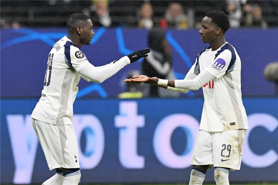 Der Ex-Frankfurter Randal Kolo Muani (l) erzielte das 1:0 für Tottenham gegen die Eintracht.Uwe Anspach/dpa