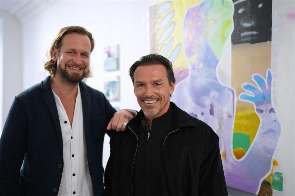 Der Ex-Fußballer und Künstler mit seinem Lehrmeister, Galerist und Freund: Konstantin Bax (l) ermöglicht die erste Ausstellung von Piotr Trochowski.    Marcus Brandt/dpa