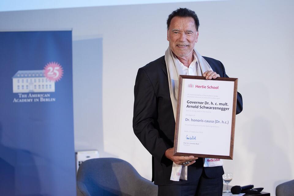 Der Ex-Gouverneur von Kalifornien, Arnold Schwarzenegger hat in Berlin die Ehrendoktorwürde erhalten.Joerg Carstensen/dpa