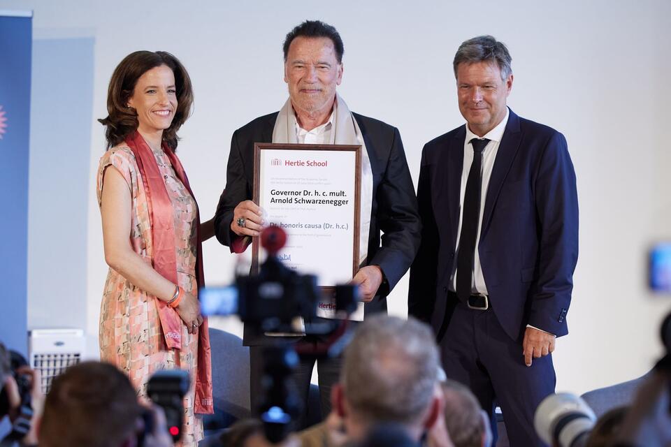 Der Ex-Gouverneur von Kalifornien, Arnold Schwarzenegger hat in Berlin die Ehrendoktorwürde erhalten. Joerg Carstensen/dpa