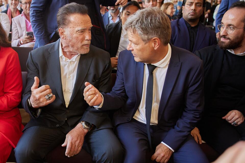 Der Ex-Gouverneur von Kalifornien, Arnold Schwarzenegger hat in Berlin die Ehrendoktorwürde erhalten.Joerg Carstensen/dpa