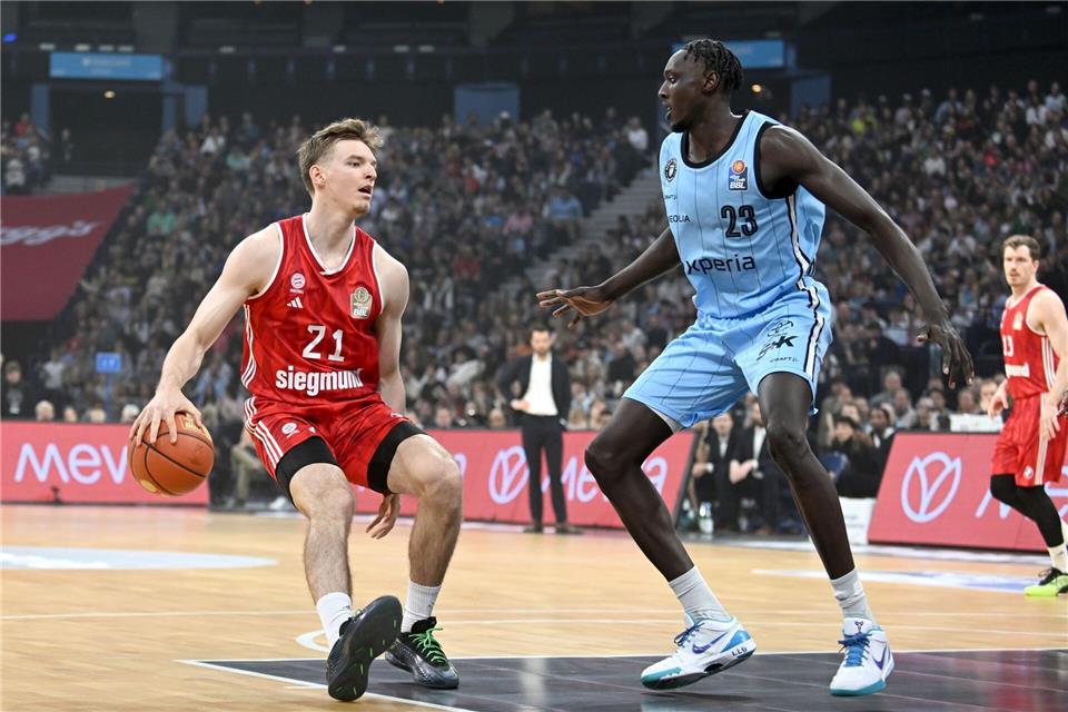 Der Ex-Hamburger Justus Hollatz (München, l) gege Kur Kuath.Michael Schwartz/dpa