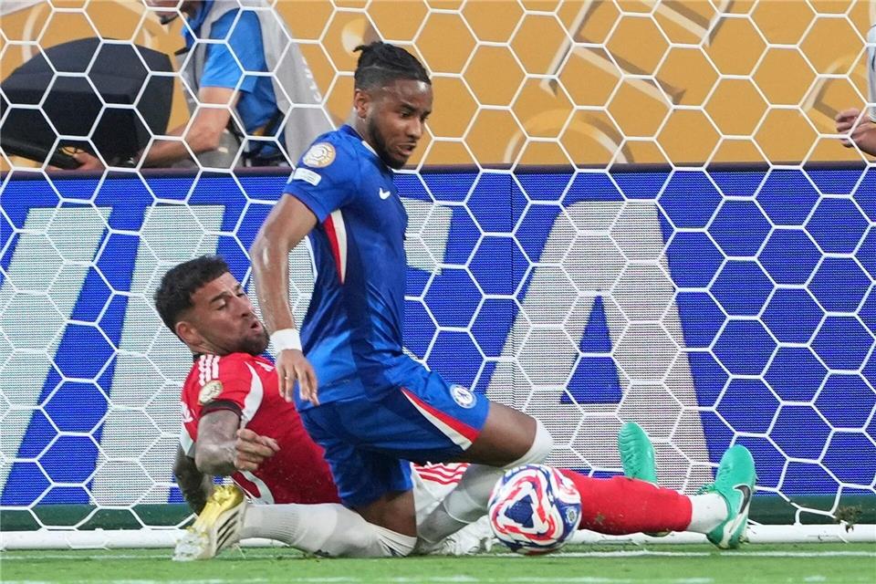 Der Ex-Leipziger Christopher Nkunku (r) wechselt vom FC Chelsea zur AC Mailand.Chris Carlson/AP/dpa