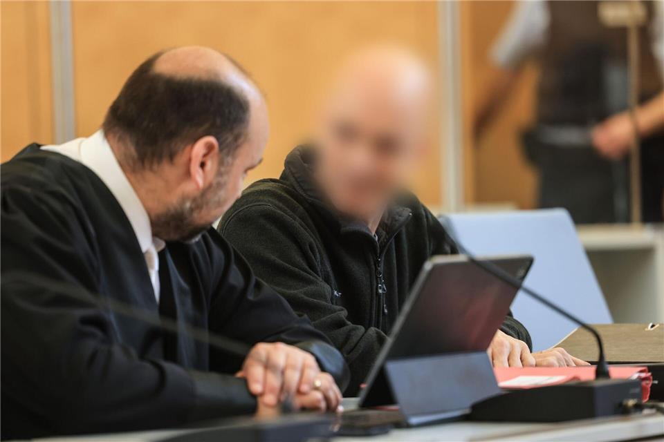 Der Ex-Offizier (r. verpixelt) bei seinem Prozess in Düsseldorf. (Archivbild)Oliver Berg/dpa