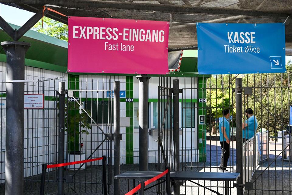 Der Express-Eingang ist in pinker Farbe ausgeschildert.Jens Kalaene/dpa