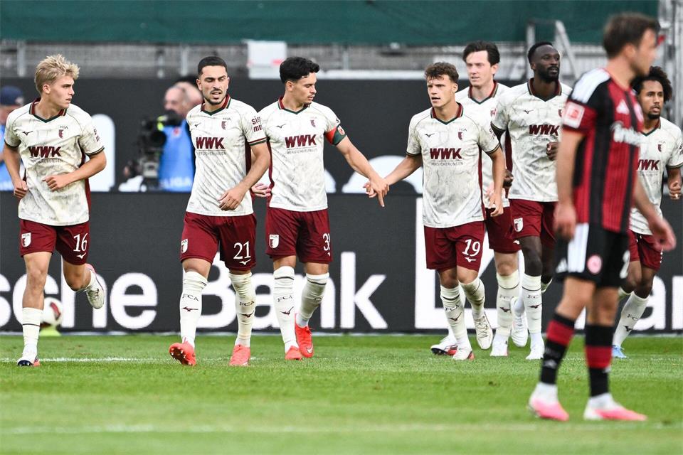 Der FC Augsburg bejubelte in Frankfurt den zweiten Saisonsieg.Florian Wiegand/dpa