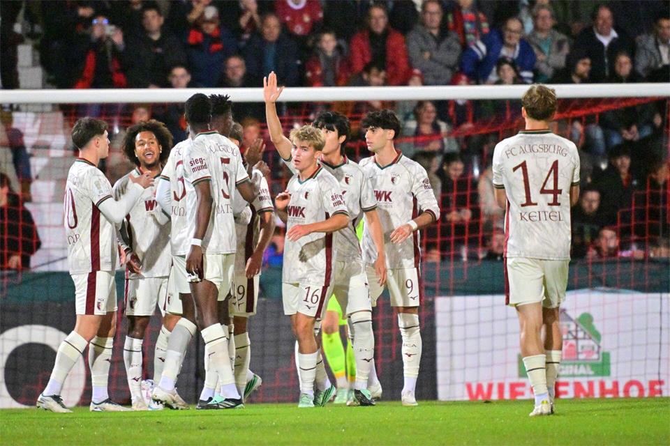 Der FC Augsburg hatte beim Drittligisten SG Sonnenhof Großaspach große Mühe.Jan-Philipp Strobel/dpa
