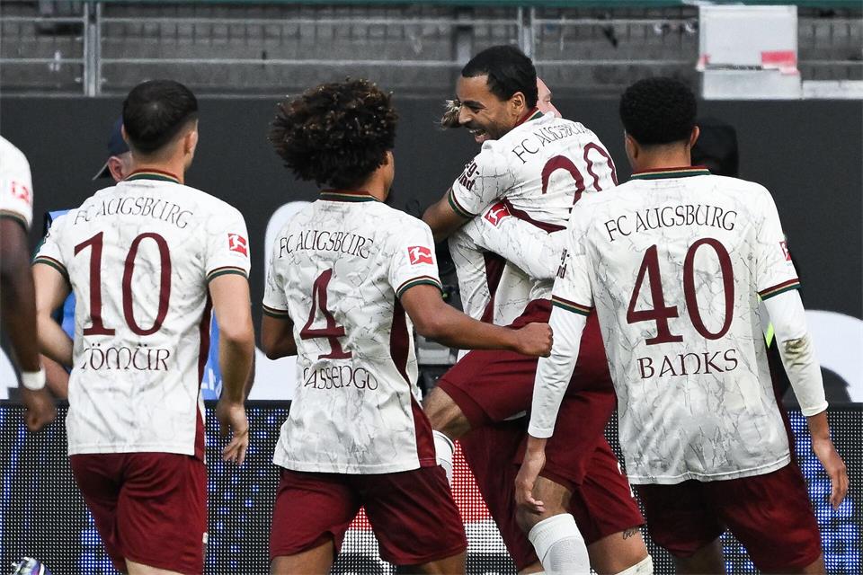 Der FC Augsburg ist nach dem 4:1 gegen Eintracht Frankfurt Bundesliga-Tabellenführer.Florian Wiegand/dpa