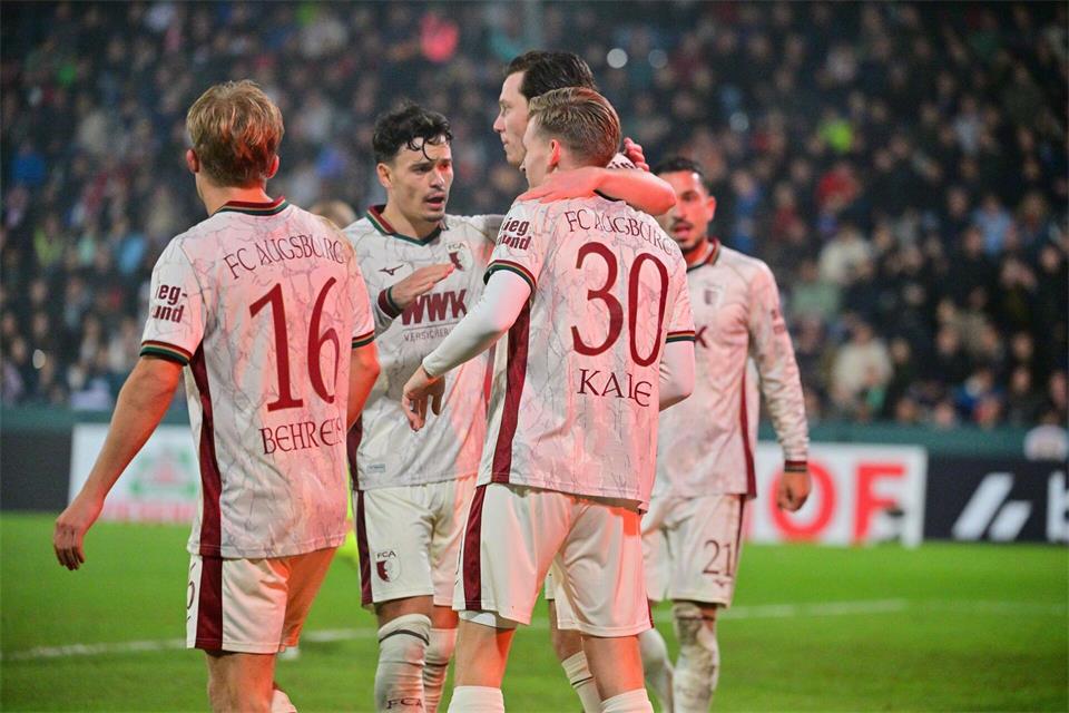 Der FC Augsburg steht im Achtelfinale des DFB-Pokals.Jan-Philipp Strobel/dpa