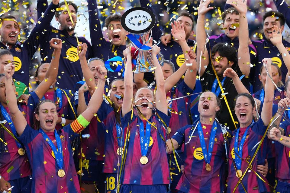 Der FC Barcelona und Torjägerin Ewa Pajor (Mitte) jubeln.Kirsty Wigglesworth/AP/dpa