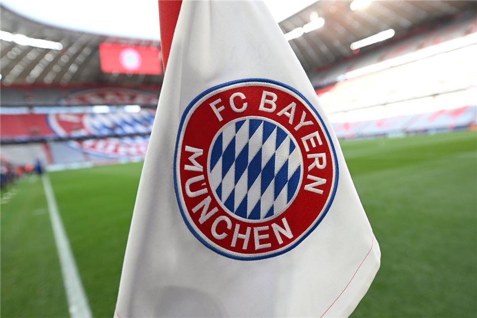 Der FC Bayern München hat seine neuen Trikots vorgestellt.