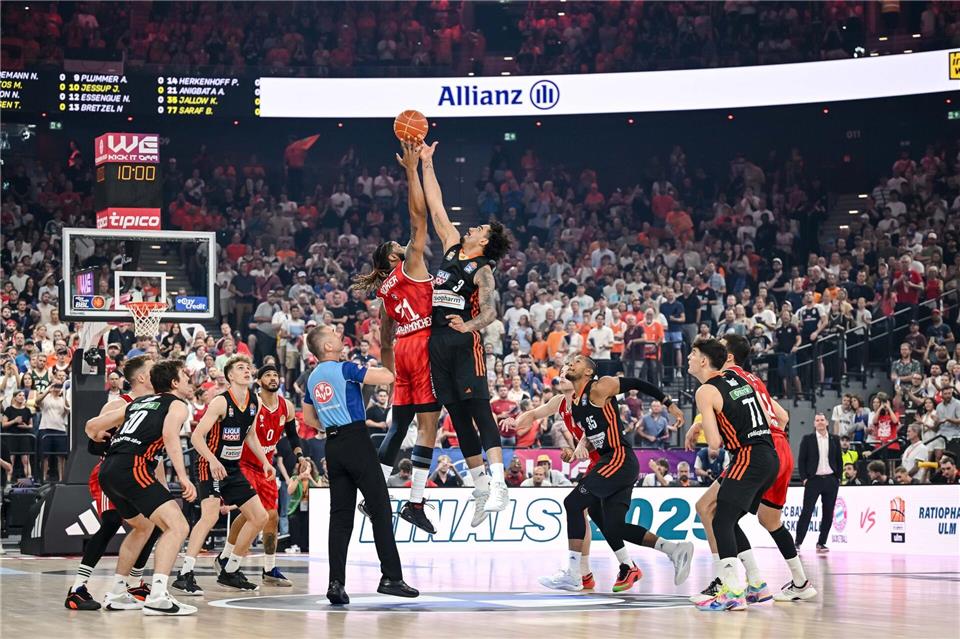 Der FC Bayern München (rot) und Ratiopharm Ulm begegneten sich im dritten Finalspiel lange auf Augenhöhe.Harry Langer/dpa