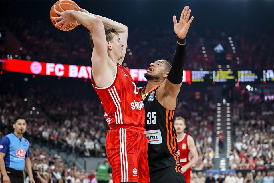 Der FC Bayern München um Justus Hollatz (l) und Ratiopharm Ulm mit Karim Jallow lieferten sich eine packende dritte Final-Partie.Harry Langer/dpa
