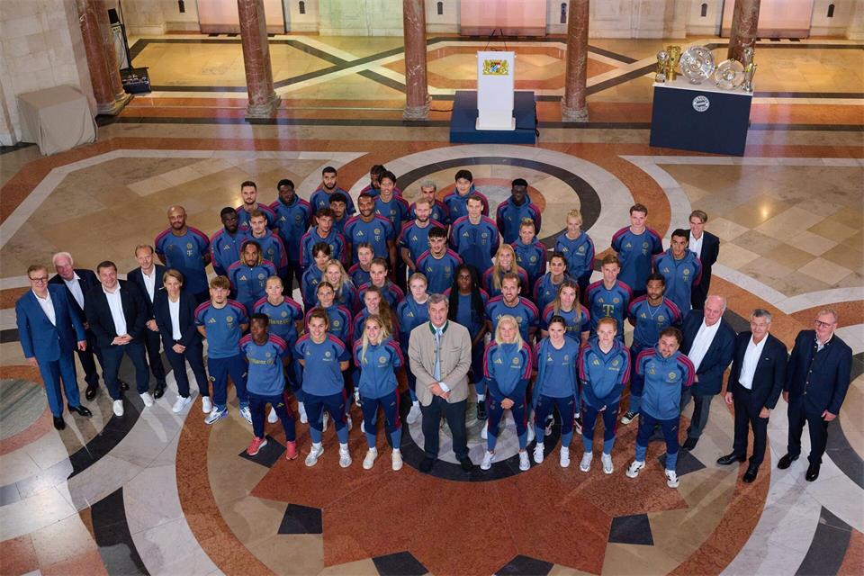 Der FC Bayern bei einer Ehrung in der Staatskanzlei.Sven Hoppe/dpa