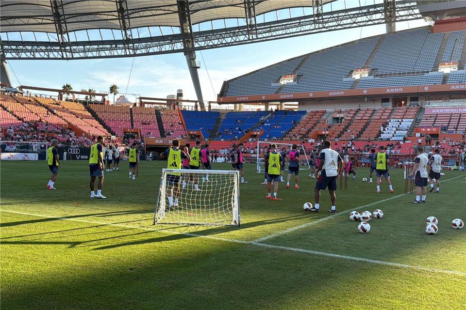 Der FC Bayern beim öffentlichen Training im Jeju World Cup Stadium.Christian Kunz/dpa