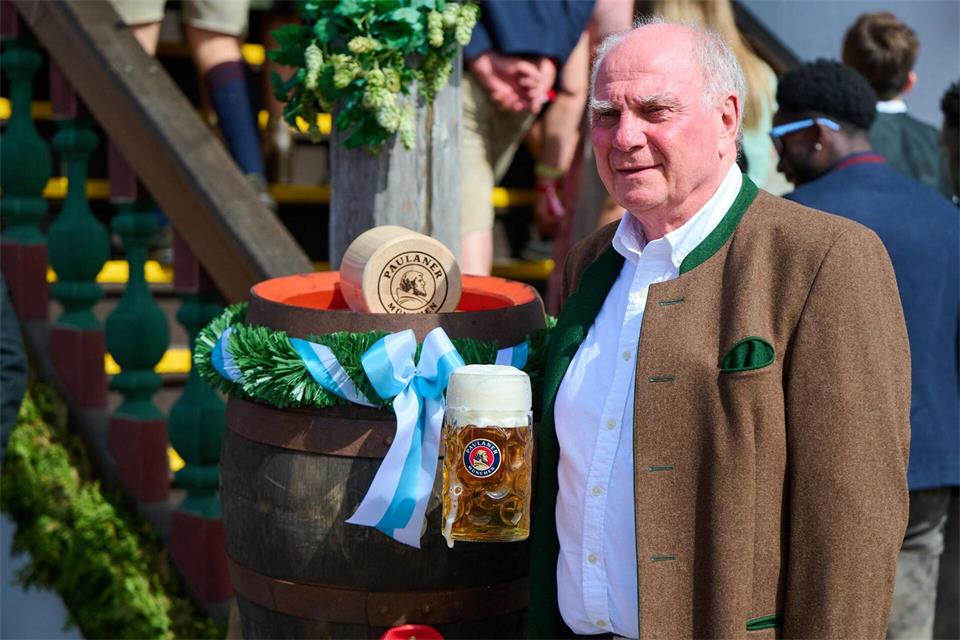 Der FC-Bayern feierte auf der Wiesn - mit dabei Expräsident HoeneßSven Hoppe/dpa