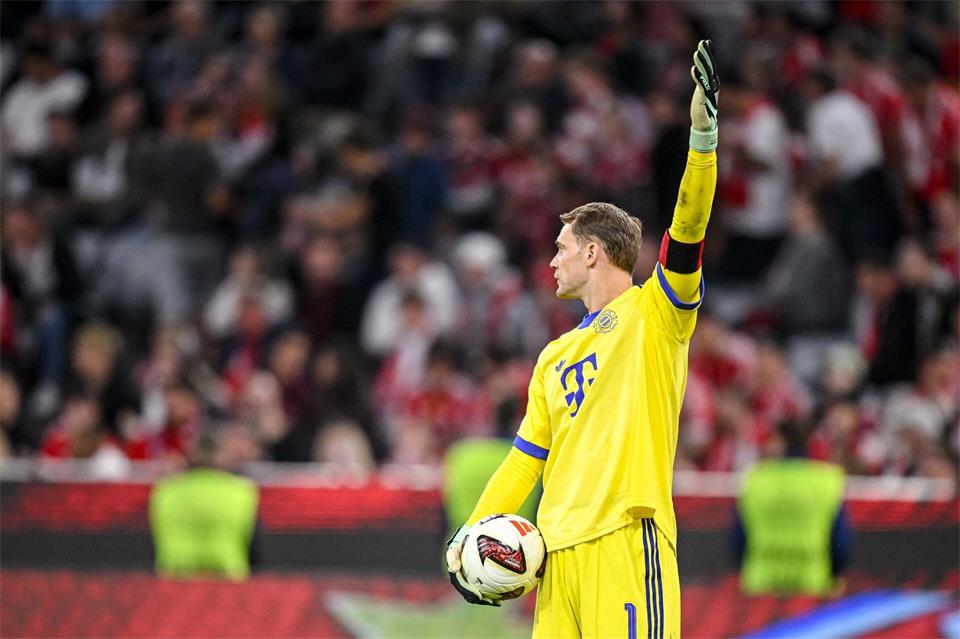Der FC Bayern um Kapitän Neuer ist auf Platz eins - zumindest für eine Nacht.Harry Langer/dpa