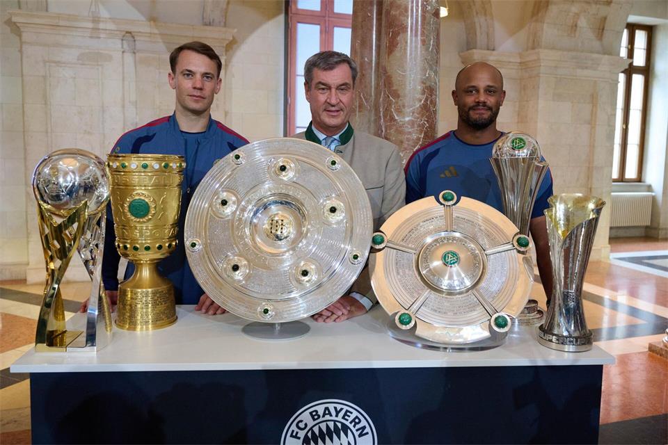 Der FC Bayern und Ministerpräsident Markus Söder (M) werben für Olympia.Sven Hoppe/dpa