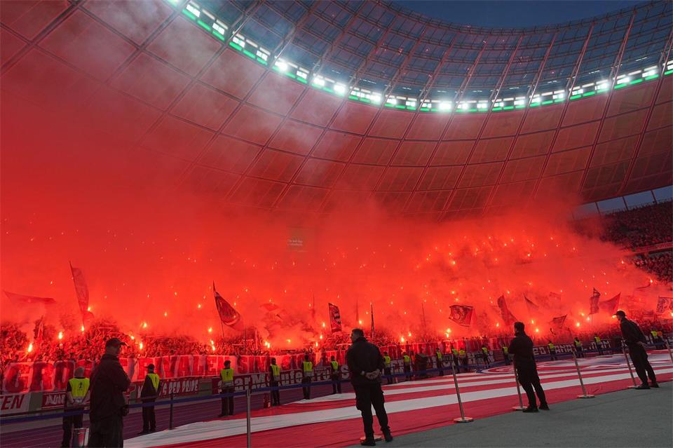 Der FC Bayern und der VfB Stuttgart müssen für das Fehlverhalten ihrer Fans nun etwas weniger zahlen. (Archivbild)Michael Kappeler/dpa