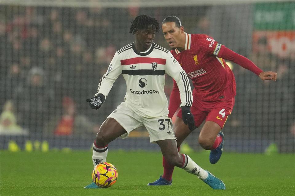 Der FC Liverpool mit Kapitän Virgil van Dijk (r) tat sich gegen Manchester United schwer.Jon Super/AP/dpa