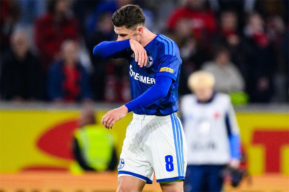 Der FC Schalke 04 verlor beim SC Freiburg in Überzahl. Tom Weller/dpa