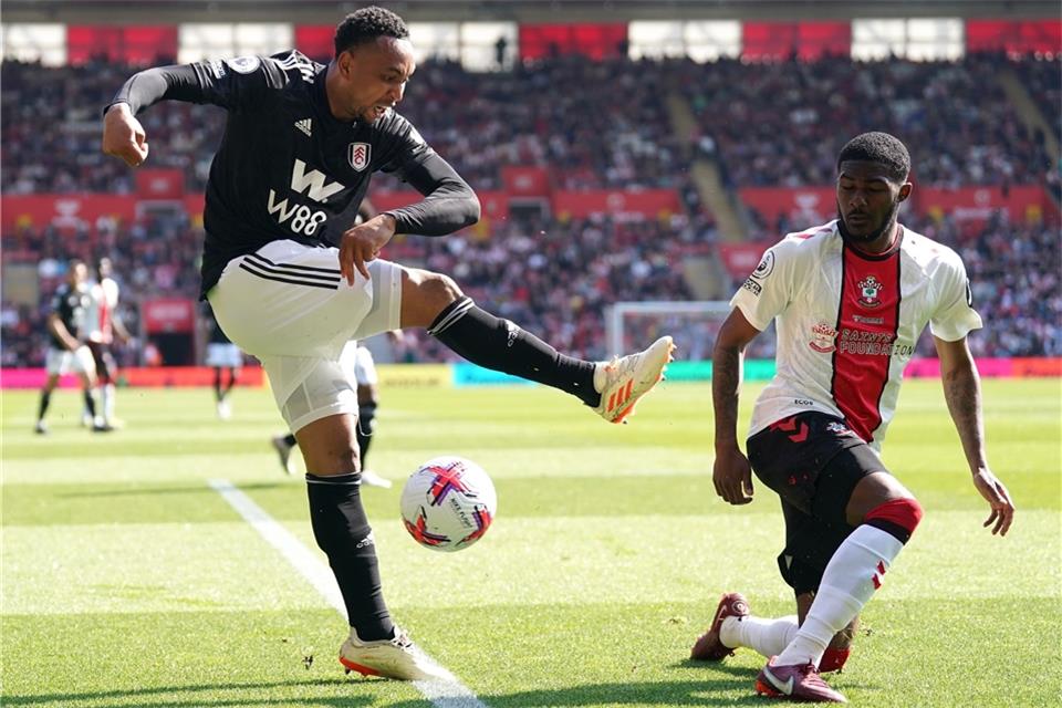 Der FC Southampton um Ainsley Maitland-Niles (r) verlor gegen Fulham.