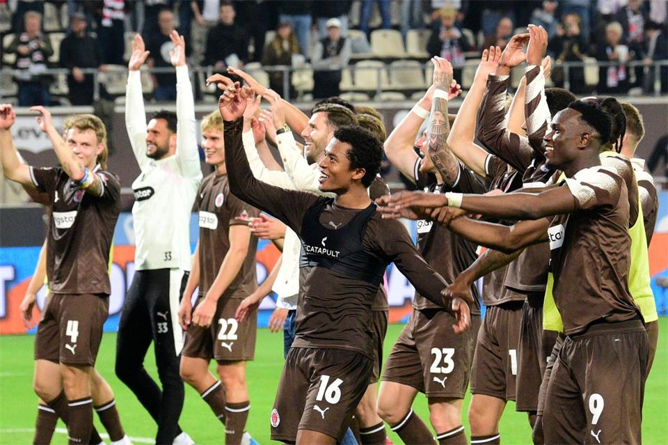 Der FC St. Pauli feiert - und Joel Fujita ist mittendrin.Daniel Bockwoldt/dpa
