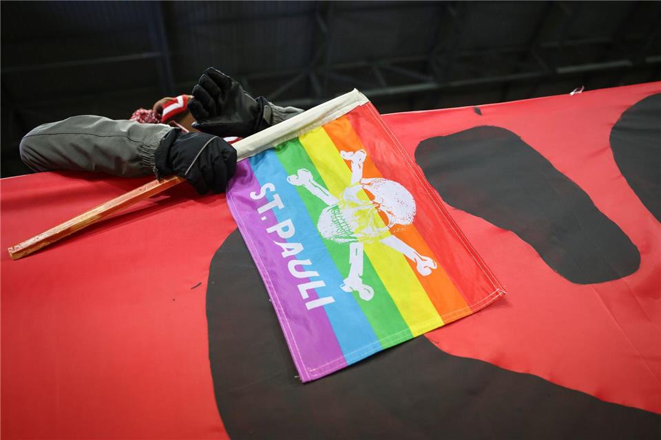 Der FC St. Pauli hat betroffen auf den Anschlag auf den Berliner CSD reagiert. (Archivbild) Christian Charisius/dpa