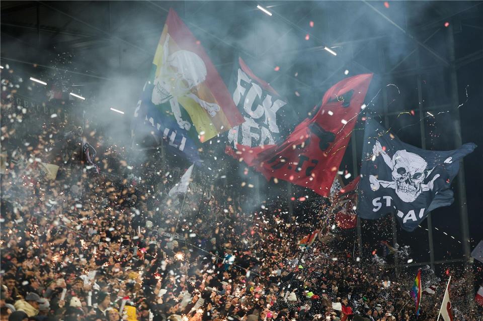 Der FC St. Pauli hat den gambischen Nationalspieler Abdoulie Ceesay verpflichtet. Christian Charisius/dpa
