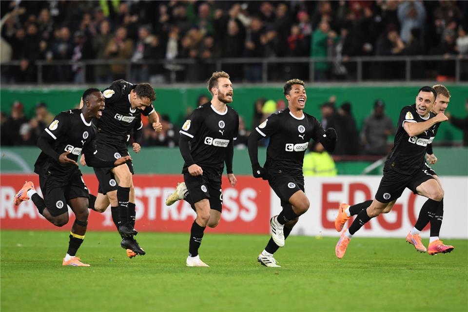 DFB-Pokal: FC St. Pauli gelingt Revanche gegen Hoffenheim Der FC St. Pauli jubelt nach dem Sieg im Elfmeterschießen.Daniel Bockwoldt/dpa