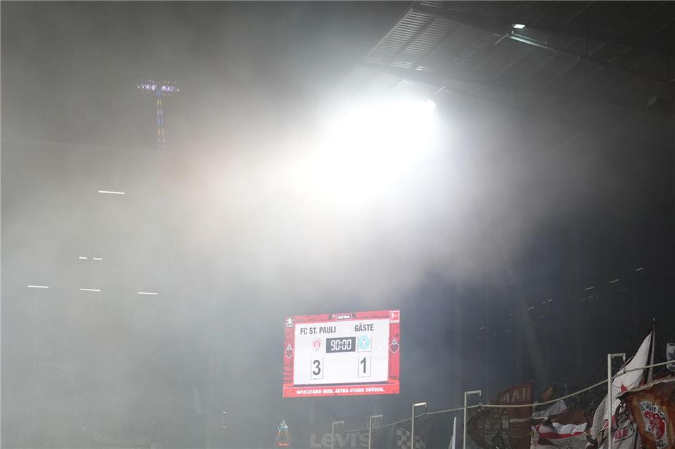 Knapp 50.000 Euro Strafe für den FC St. Pauli Der FC St. Pauli muss wegen Pyro-Vergehen fast 50.000 Euro Strafe zahlen.Marcus Brandt/dpa