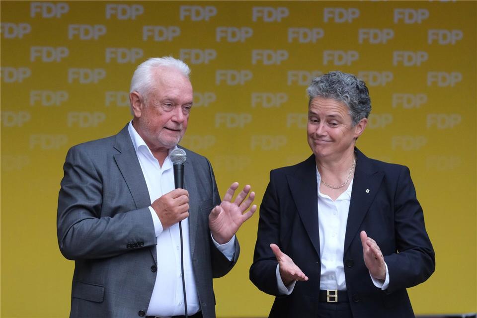 Der FDP-Bundesvorsitzende Wolfgang Kubicki (links) mit der Spitzenkandidatin der Partei, Lydia Hüskens (rechts), beim Wahlkampfauftakt in Halle (Saale). (Archivbild) Sebastian Willnow/dpa