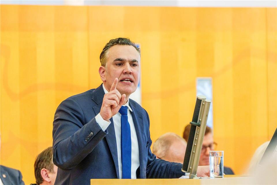 Der FDP-Fraktionsvorsitzende Stefan Naas kritisiert: „Das Vergaberecht wird immer weiter mit politischen Zusatzzielen überfrachtet.“ (Archivbild)Andreas Arnold/dpa