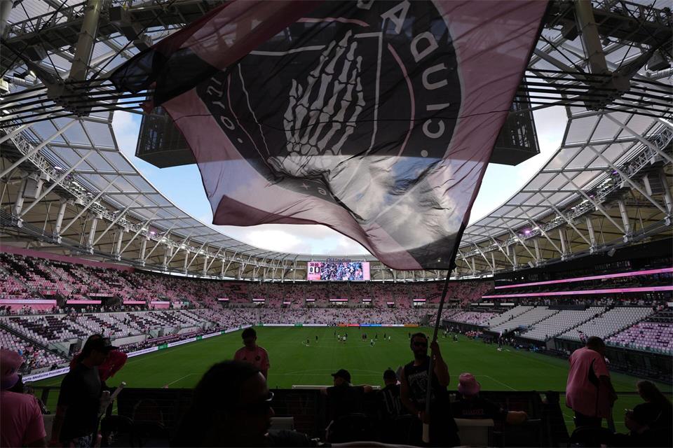 Der FIFA-Meisterpokal der Frauen wird 2027 in der Heimstätte von Inter Miami ausgetragen. (Archivbild) Rebecca Blackwell/AP/dpa
