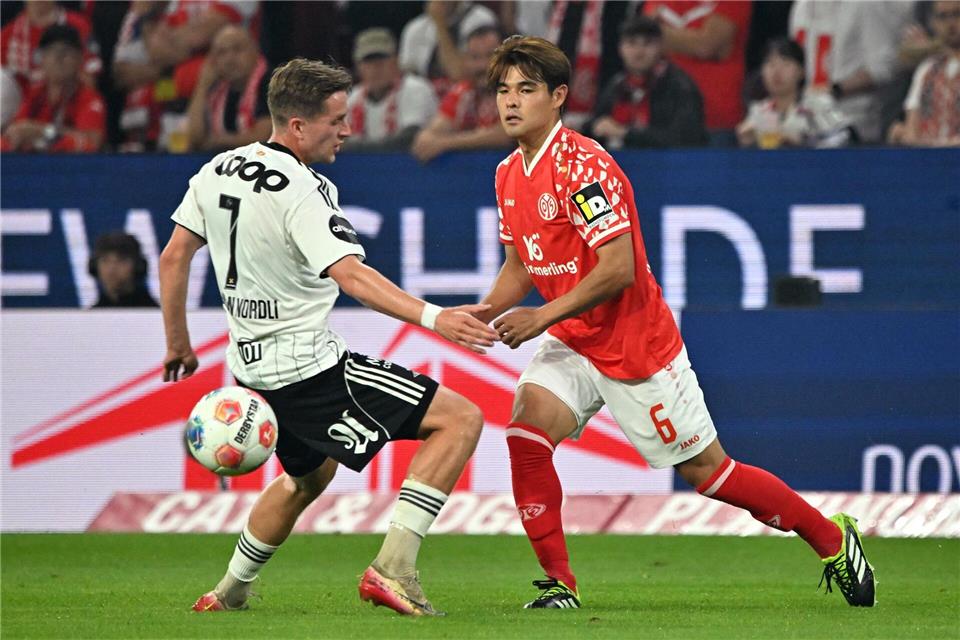 Der FSV Mainz 05 um Kaishu Sano (r) war Rosenborg Trondheim im Rückspiel klar überlegen.Torsten Silz/dpa
