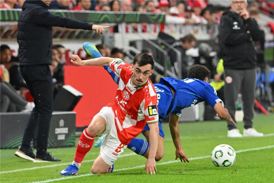 Der FSV Mainz 05 um Paul Nebel (l) spielte eine furiose erste Hälfte.Torsten Silz/dpa