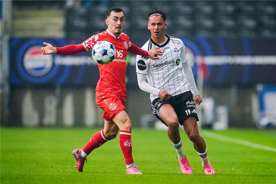 Der FSV Mainz 05 um Paul Nebel (l) zeigte in Trondheim eine schwache Leistung.Ole Martin Wold/NTB Scanpix/AP/dpa