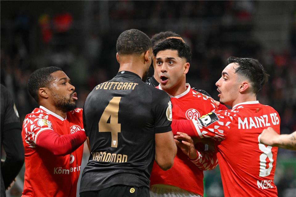 Der FSV Mainz 05 um Paul Nebel (r) steckt in der Krise.Torsten Silz/dpa