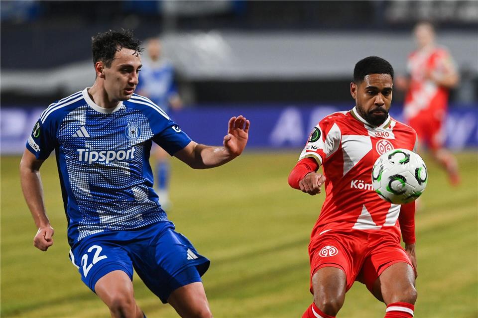 Der FSV Mainz 05 um Phillipp Mwene (r) tat sich in Olmütz schwer.Ludìk Peøina/CTK/dpa