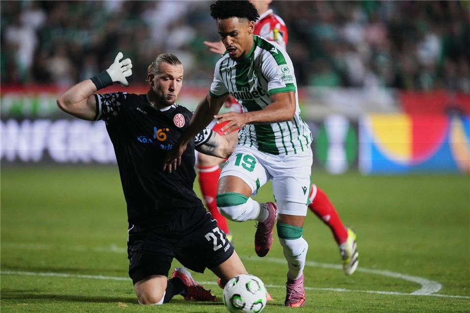 Der FSV Mainz 05 um Torwart Robin Zentner (l) lieferte sich eine umkämpfte Partie gegen Omonia Nikosia.Petros Karadjias/AP/dpa