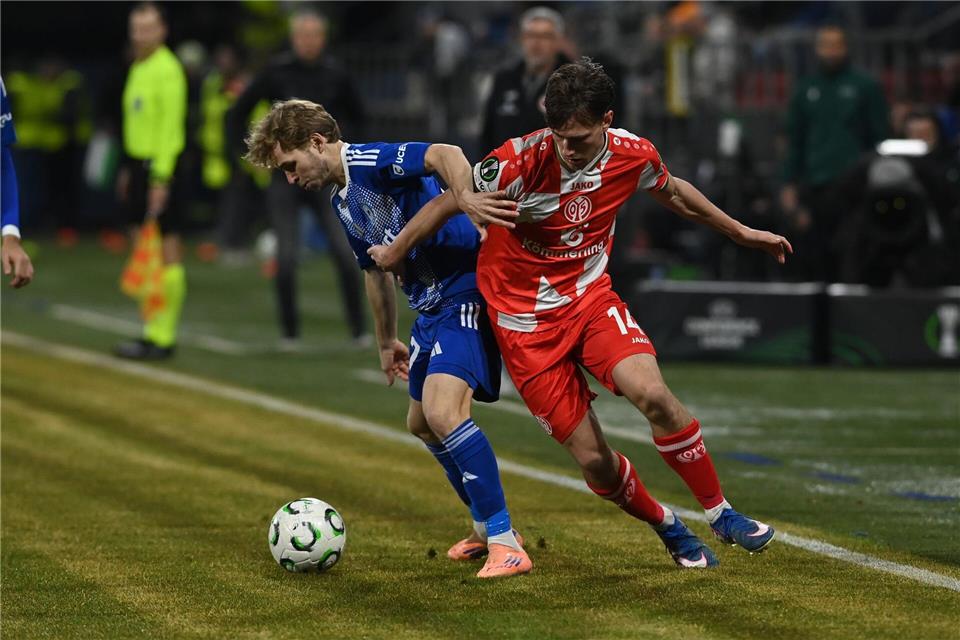 Der FSV Mainz 05 um William Bøving (r) lieferte sich ein umkämpftes Duell mit Sigma Olmütz.Ludìk Peøina/CTK/dpa