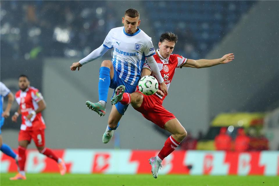 Der FSV Mainz 05 um William Bøving (r) tat sich gegen Craiova schwer.Constantin Stefan/dpa