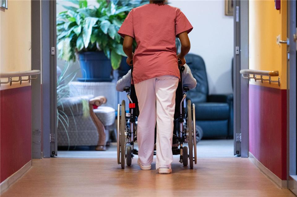 Der Fachkräftemangel in der Pflege wird sich in den nächsten Jahren zuspitzen, weil auch immer mehr Menschen auf Pflege angewiesen sein werden.