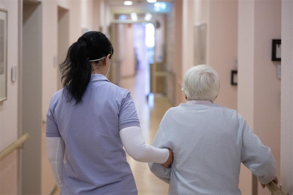 Der Fachkräftemangel ist in vielen hessischen Betrieben täglich spürbar, etwa in Kliniken und Pflegeeinrichtungen. (Archivbild)Sebastian Gollnow/dpa