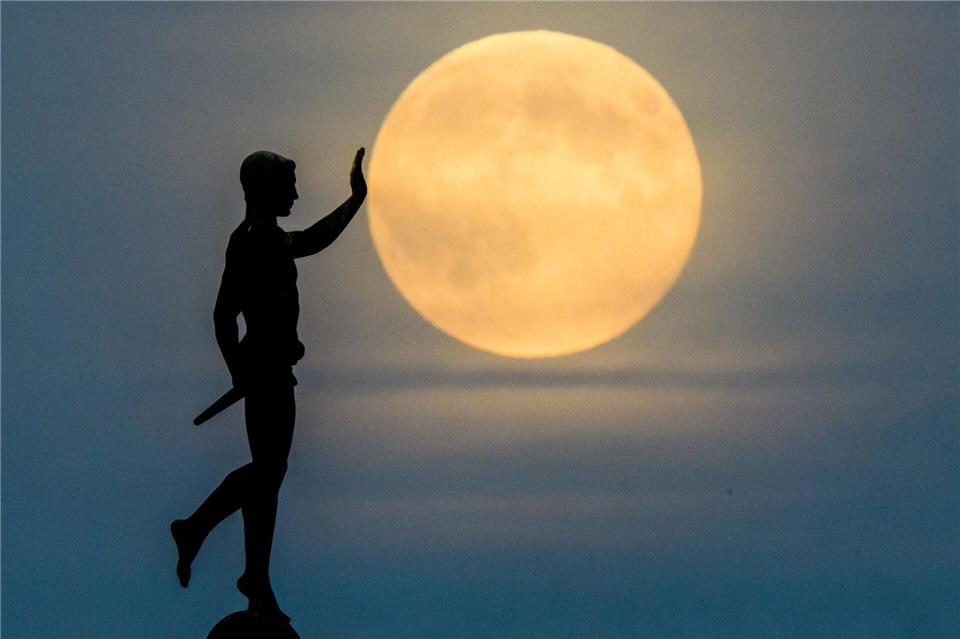 Der „Fackelträger“ aus Hannover schiebt den Mond an....Julian Stratenschulte/dpa