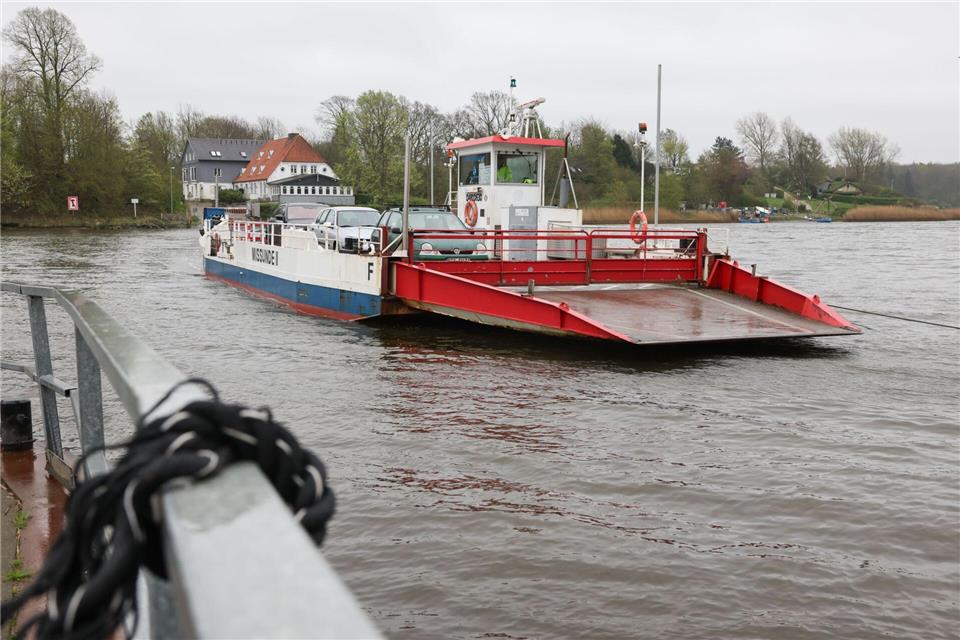 Der Fährbetrieb von Missunde nach Brodersby wird ab 4. März vorläufig eingestellt. (Archivbild)Christian Charisius/dpa