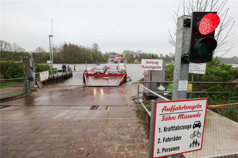 Der Fährbetrieb wird noch einige Zeit eingestellt sein. (Archivbild)Christian Charisius/dpa