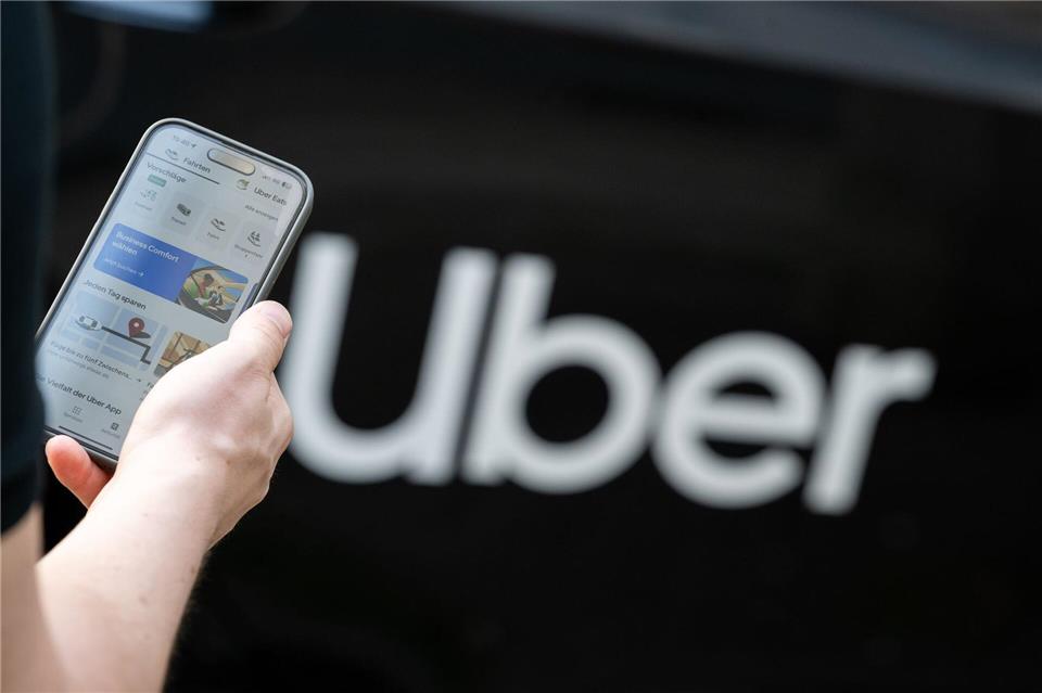 Der Fahrdienst Uber stimmt seine Kunden in Argentinien auf humorvolle Weise auf das WM-Halbfinale gegen England ein. (Archivbild)Sebastian Gollnow/dpa